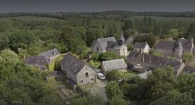 Vue du Village de NUillu00e9 sur Ouette avec le gite Bonaty au centre (vue d'un drone cu00f4tu00e9 jardin)