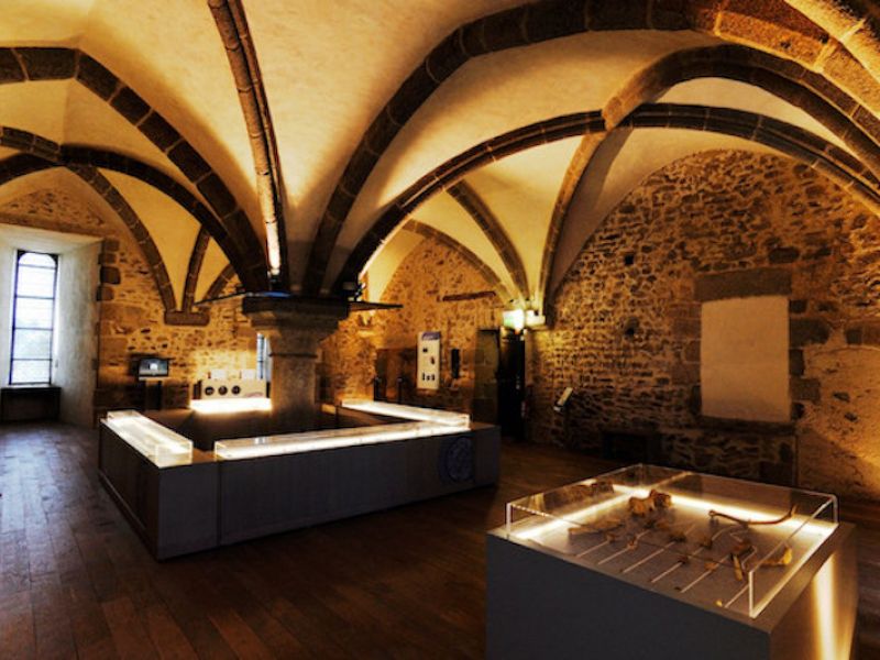 Musee_du_chateau_de_Mayenne-Vallee_de_Haute_Mayenne_Mayenne_(ville)-CP-Pascal_BELTRAMI_-_Mayenne_Tourisme-1920px Musee_du_chateau_de_Mayenne-Vallee_de_Haute_Mayenne_Mayenne_(ville)-CP-Pascal_BELTRAMI_-_Mayenne_Tourisme-1920px